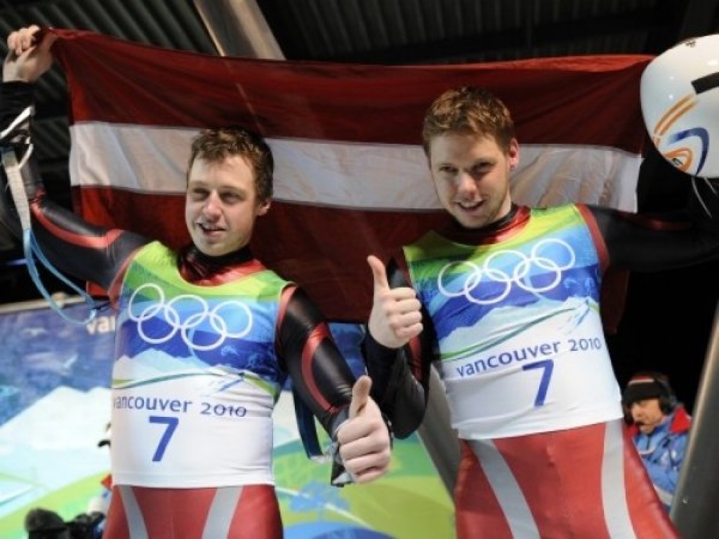 Šodien agri no rīta Vankūveras olimpiskajās spēlēs kamaniņu sportā divniekiem par Olimpiskajiem vicečempioniem kļuva brāļi Andris un Juris Šici.
Autors: www.sportacentrs.com