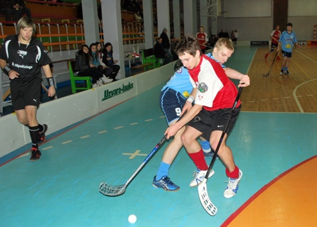 Rihards Mallons (tuvplānā) 12. februāra spēlē pret FK «Pārgauja» guva vārtus, kas dos sava laukuma priekšrocības FK «Bauska» izslēgšanas spēlēs. 
Autors: Uldis Varnevičs