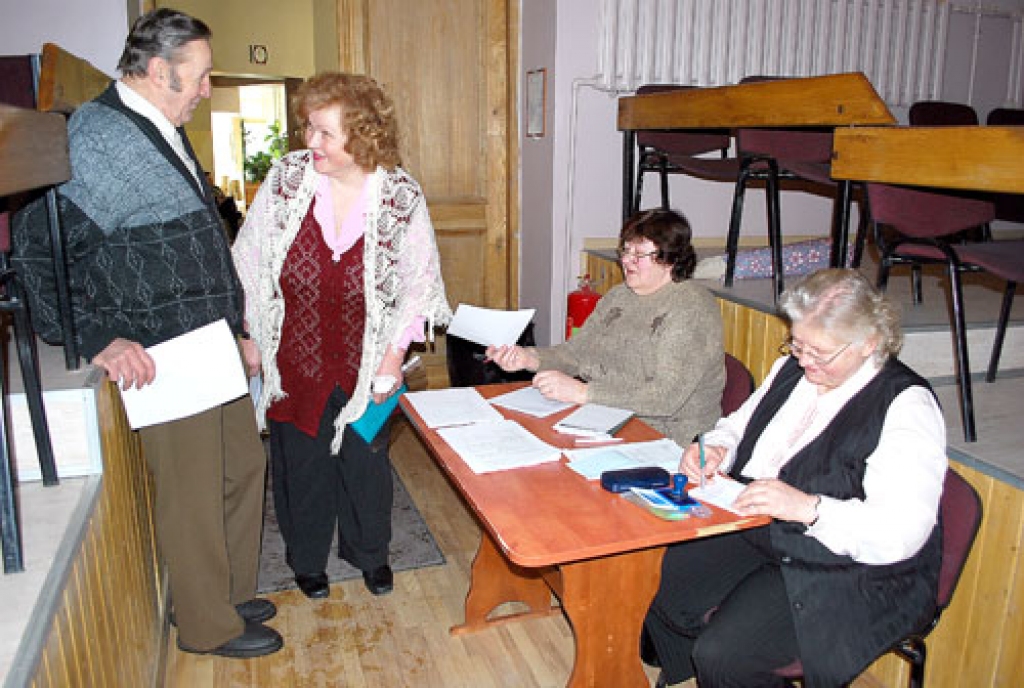 Pasākuma dalībniekus sagaida un reģistrē Dzintra Bukša (sēž no labās) un Zenta Maziļevska. Tikmēr Bauskas invalīdu biedrības valdes priekšsēdētāja Anna Šumska sarunājas ar Alfu Rini. 
Autors: Uldis Varnevičs