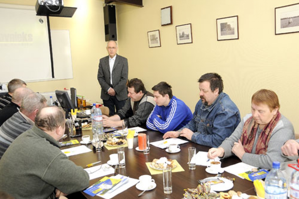 Graudaudzētājas un pārstrādātājas SIA «Iecavnieks» ražotnē Iecavas novadā otrdien pulcējās divi desmiti potenciālo augkopju no Latgales, kas pirmajā cikla seminārā apguva eļļas linu audzēšanas zinības.
Autors: Ivars Bogdanovs