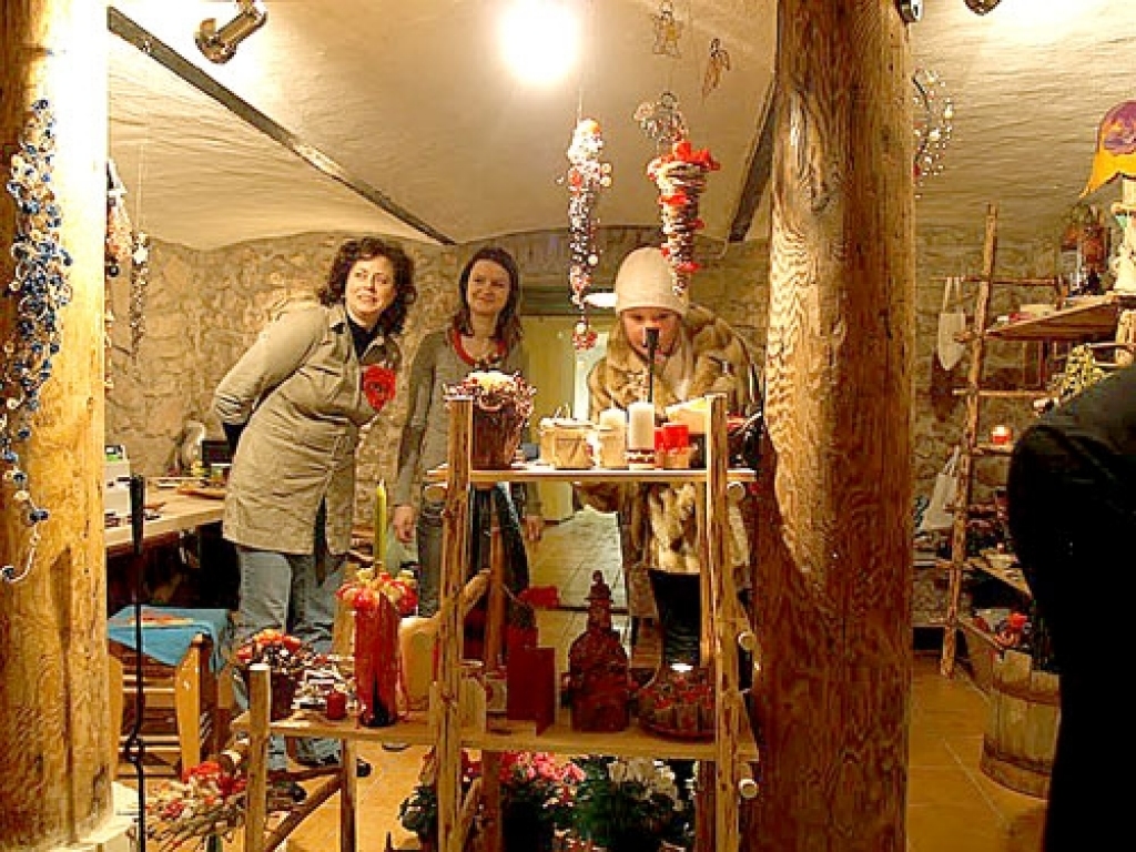 Vietējo rokdarbnieku darinājumu veikalu Iecavā floriste Vineta Lamberte (no kreisās) nolēmusi atvērt meitas Agneses Zariņas iespaidā.
Autors: Guntis Ērglis