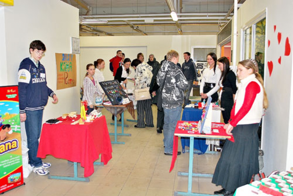 Valentīna dienas priekšvakarā lielveikalā «Rimi» spraigi tirgojās skolēnu mācību firmas. 
Autors: Uldis Varnevičs