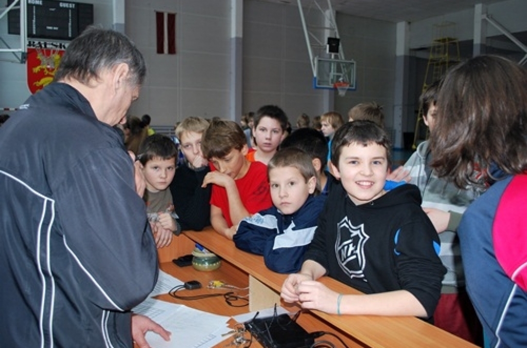 Jaunie sportisti gaida, kad sacensību organizators Ivars Prīsis (no kreisās) nosauks pretiniekus un laukumus, kuros jāspēlē. 
Autors: Uldis Varnevičs