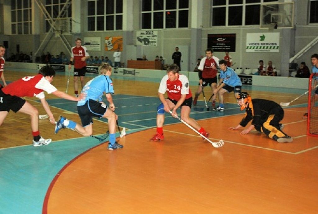 «Pārgaujas» uzbrucējs izlaužas cauri diviem FK «Bauska» aizsargiem un gūst vārtus. 
Autors: Uldis Varnevičs