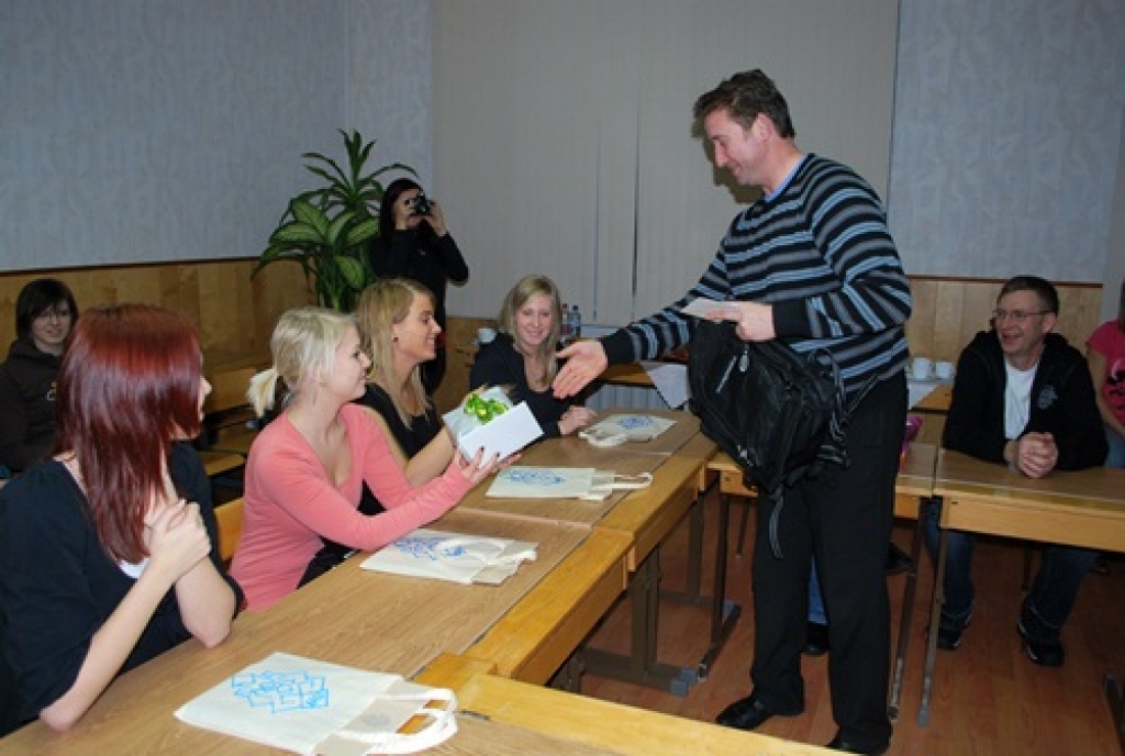 Viesu atbilde bija dāvana Bauskas 1. vidusskolas direktoram Raimondam Žabovam. 
Autors: Uldis Varnevičs