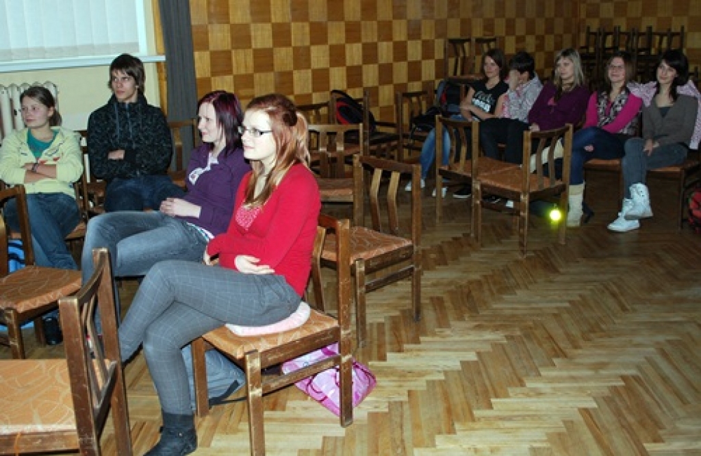 Ideja par sēdēšanu uz spilveniem netika realizēta. Daudzi bija ieradušies ar spilveniem, taču apsēdās krēslos un tos turēja klēpī. 
Autors: Uldis Varnevičs