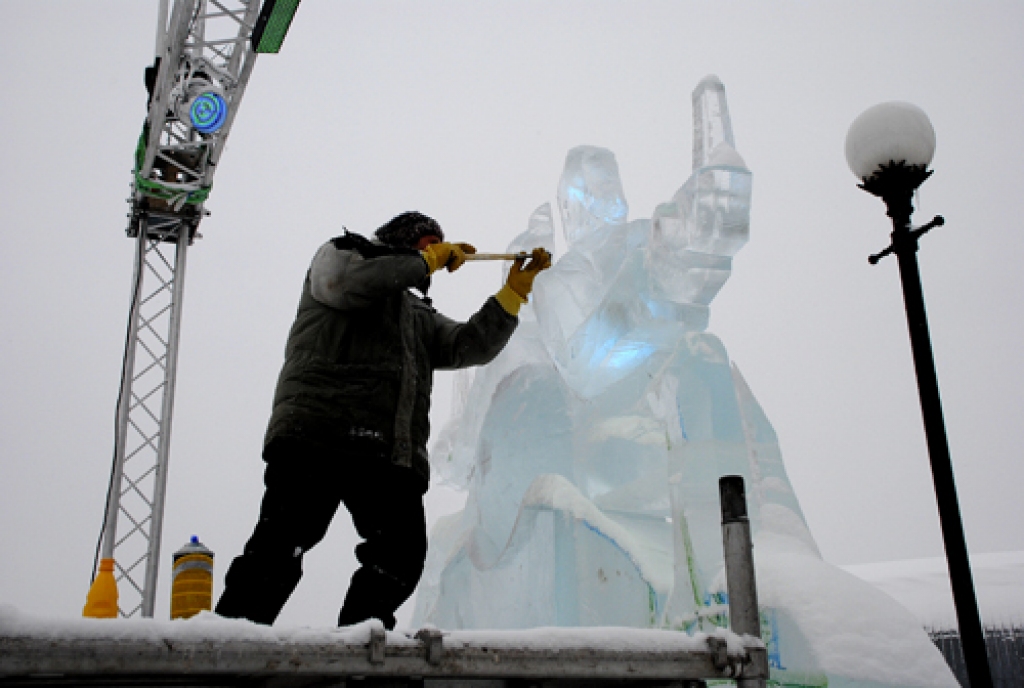 Kad izveidots skulpturāls tēls, seko smalkākais darbiņš. Kārlis Īle veido meitenes sejas vaibstus. 
Autors: Juris Iļņickis