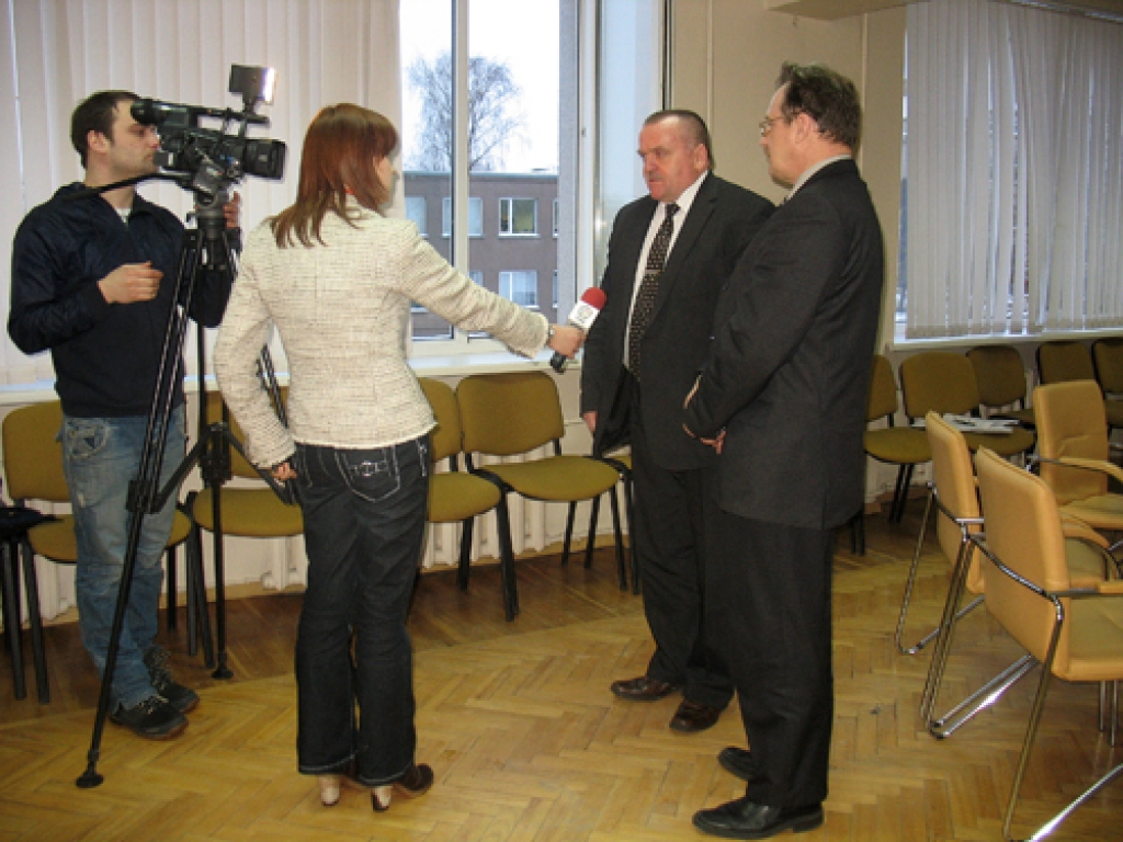 Bauska atkal nonākusi televīziju uzmanības lokā. Par savu lēmumu slēgt bērnu namu «Annele» TV 5 žurnālistiem stāsta domes priekšsēdētājs Valdis Veips un deputāts Uldis Kolužs. 
Autors: Vilnis Auzāns