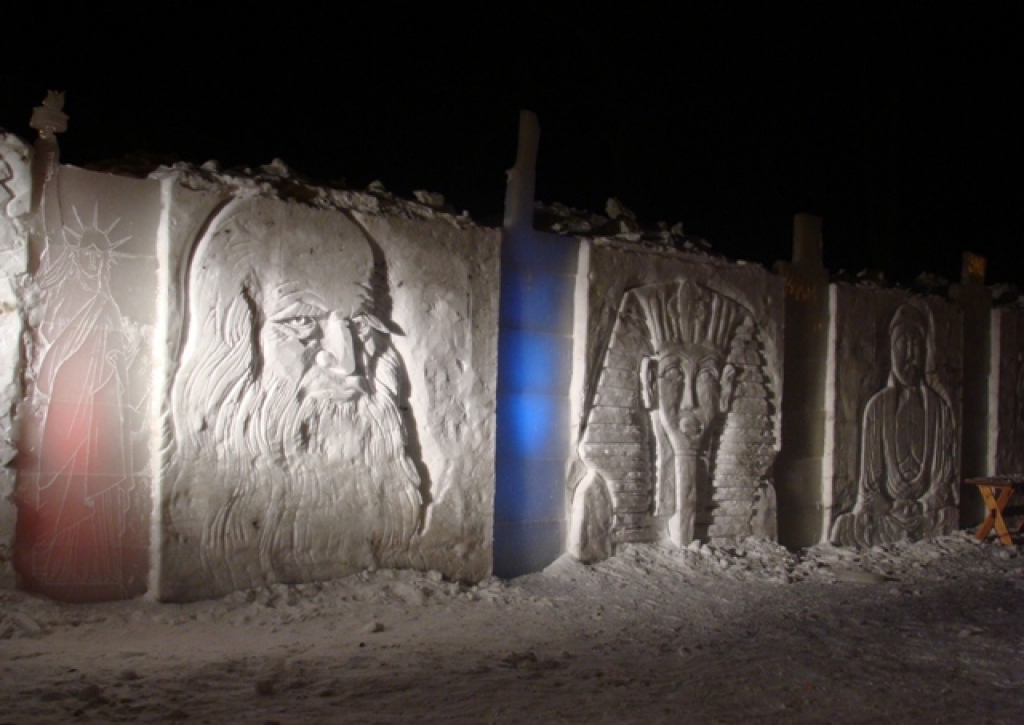 Spītējot salam un mīnus padsmit grādiem, Uzvaras parkā jau teju nedēļu iet visai karsti. Te 22 mākslinieki no deviņām valstīm sit, kaļ, zāģē un grebj ledu, lai jau rīt skatītājiem ļautu ieraudzīt 34 ledus mākslas darbus par tēmu «Apkārt pasaulei».
Autors: Ivars Pirvics