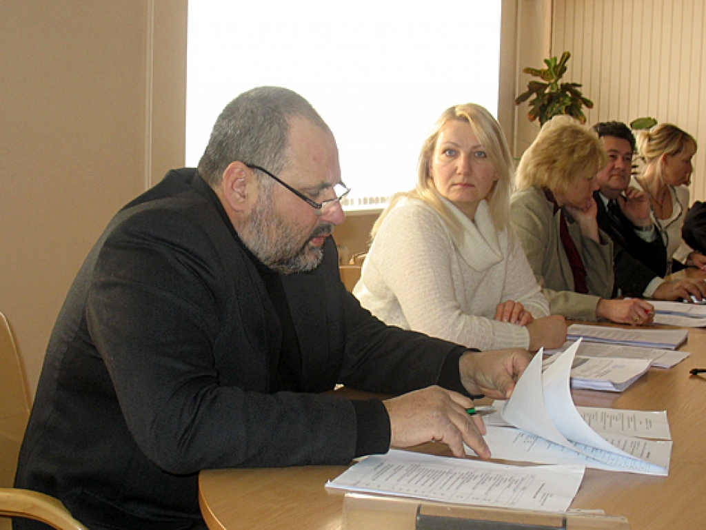 Bauskas pils muzeja direktors Māris Skanis iepazīstina izglītības, kultūras un sporta lietu komitejas deputātus ar sagatavoto maksas pakalpojumu cenrādi. 
Autors: Vilnis Auzāns