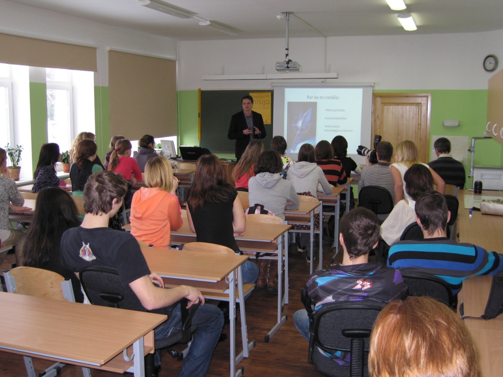 Pedagoga pieredzi Jānis Bergs krāj Rīgas Biznesa skolā, mācot uzņēmējdarbību.
Autors: Antra Ērgle