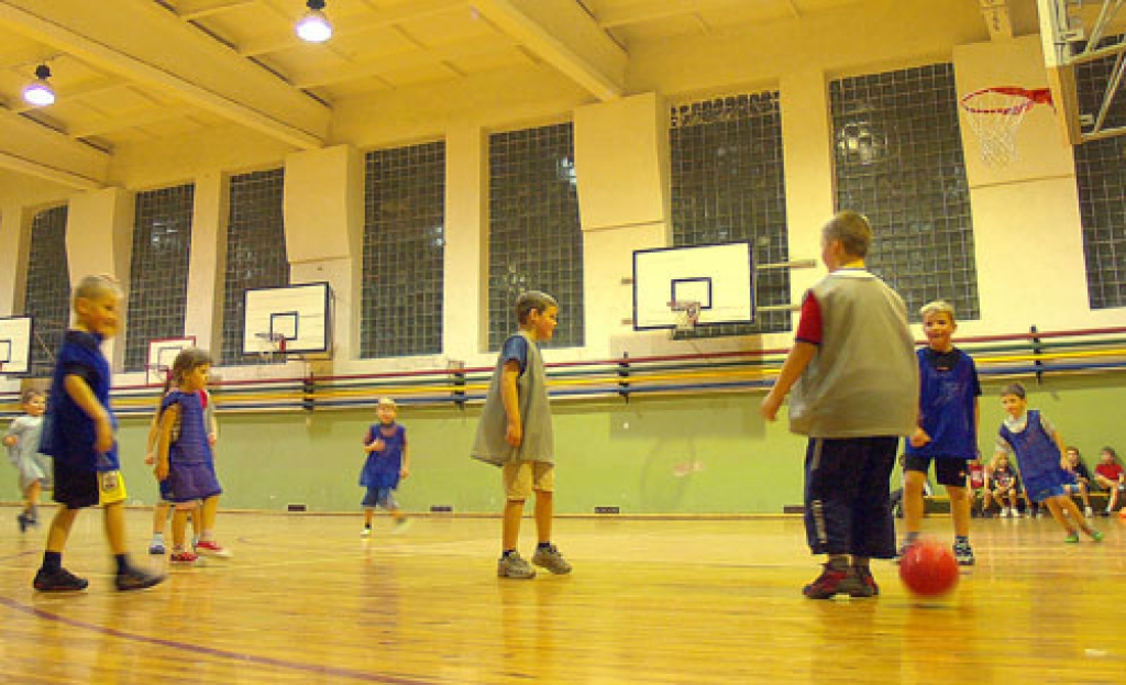 Mazie futbolisti iet kā naži – asu bildi treniņspēles laikā nevar uzņemt, jo viņi milzīgā aizrautībā kustas nemitīgi.
Autors: Antra Ērgle