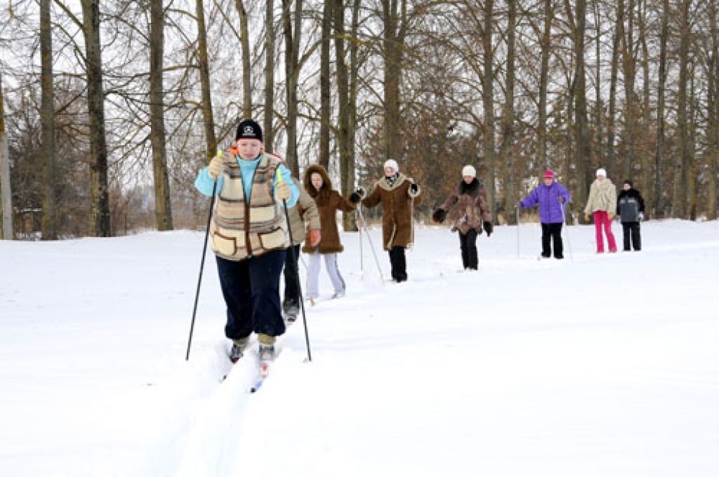 Codes pamatskolas sporta skolotājai Lindai Jakutāvičai šoziem izdevies audzēkņus rosināt aktīvām nodarbībām svaigā gaisā. Slēpošana un slidošana nu kļuvusi par neatņemamu sporta stundu sastāvdaļu.
Autors: Ivars Bogdanovs