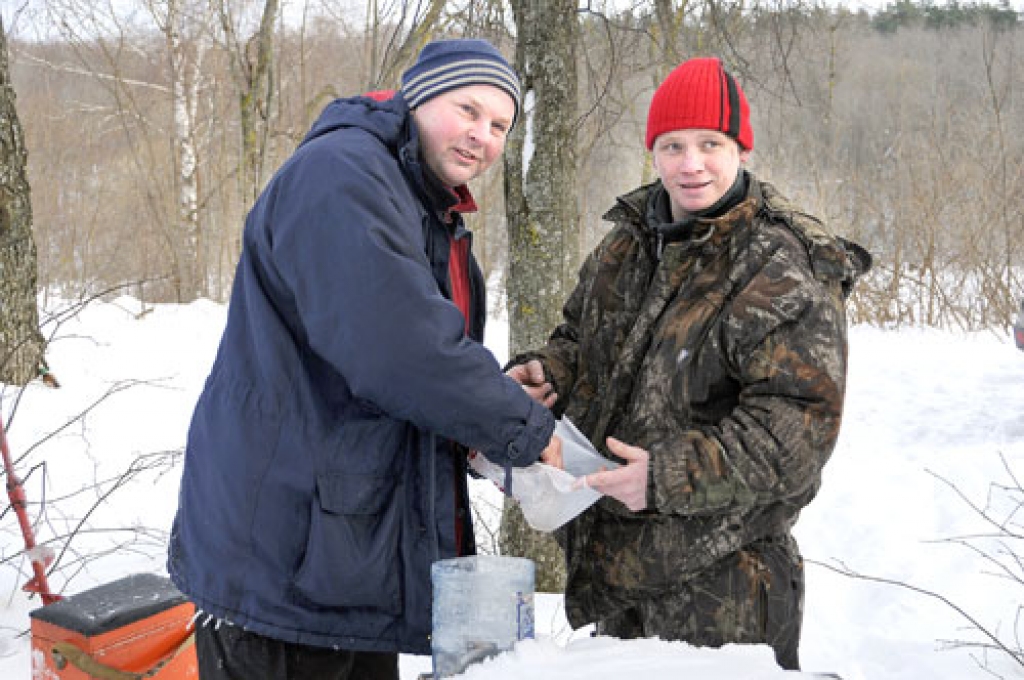 Rundāliešiem Dainim Liepiņam (no kreisās) un Kasparam Muceniekam bija prāvākie lomi. Dainis mājās pārveda kausu un zelta medaļu, Kaspars – sudraba godalgu.
Autors: Ivars Bogdanovs