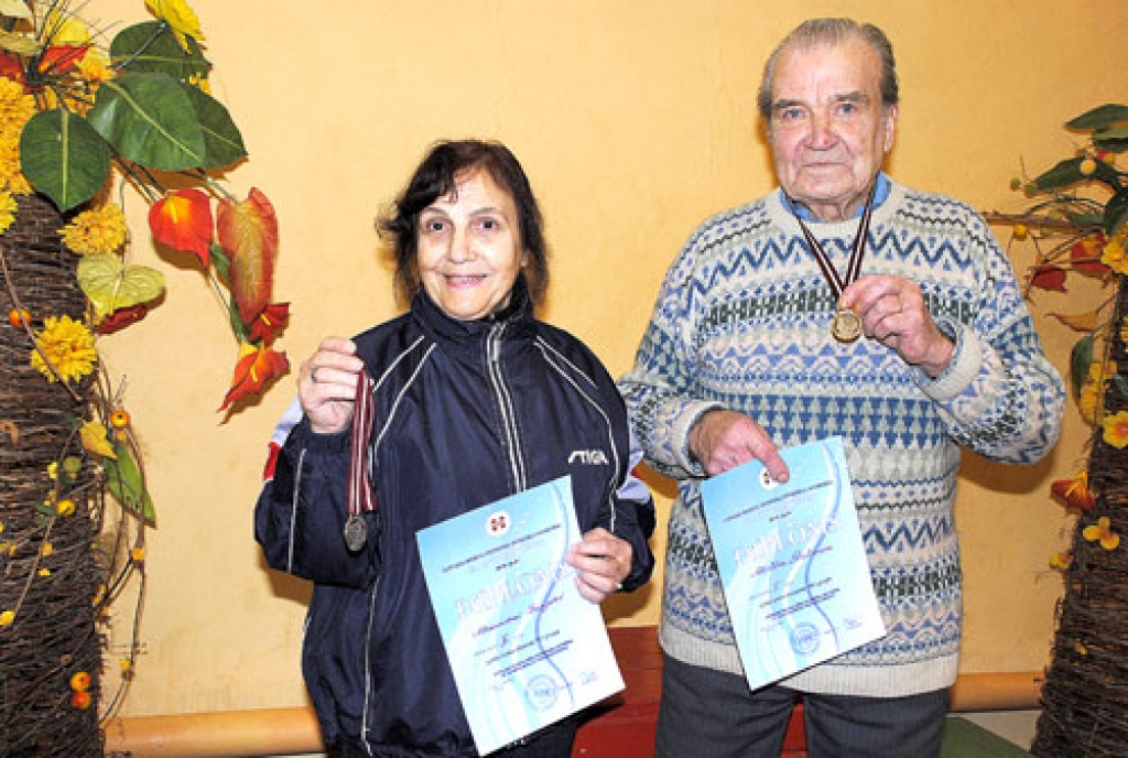 Baušķenieki Aleksandra Bungše un Kārlis Štelms ir pirmie, kas saņēma Latvijas Sporta veterānu savienības 47. sporta spēļu oriģinālās medaļas. 
Autors: Juris Iļņickis