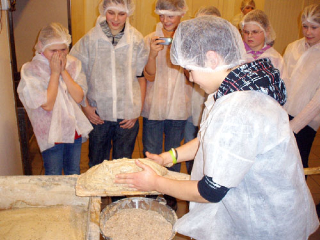 Jānim Kalniņam «Lāču» ceptuvē ticis gods veidot Dzimtmisas pamatskolas 4. klases kukulīti.
Autors: no Dzimtmisas pamatskolas 4. klases arhīva 