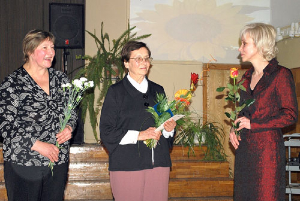 Intu Jauntēvu (vidū), bijušo klases audzinātāju, sveic 1980. gada absolventi.
Autors: Uldis Varnevičs