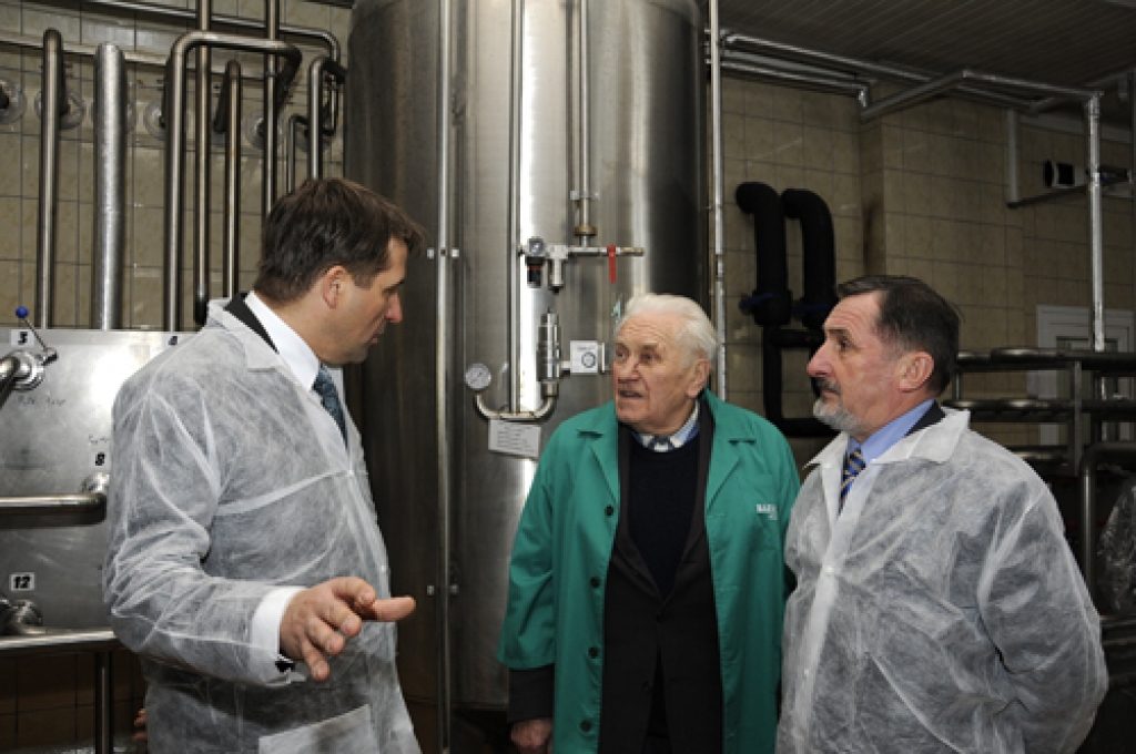 Ekonomikas ministrs Artis Kampars enerģiskā gida Kārļa Zālīša vadībā iepazinās ar SIA «Bauskas alus» darbību. 
Autors: Ivars Bogdanovs