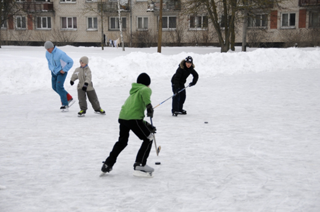 Jaunieši uz gludā ledus seguma Bauskas skeitparkā var dzenāt ripu līdz pat vēlai naktij.
Autors: Ivars Bogdanovs