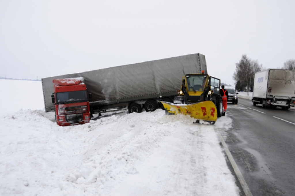 Kravas automašīnu ar Polijas valsts numura zīmēm šoferis nespēja novaldīt uz brauktuves A-7, netālu no Zorģiem. 
Autors: Ivars Bogdanovs