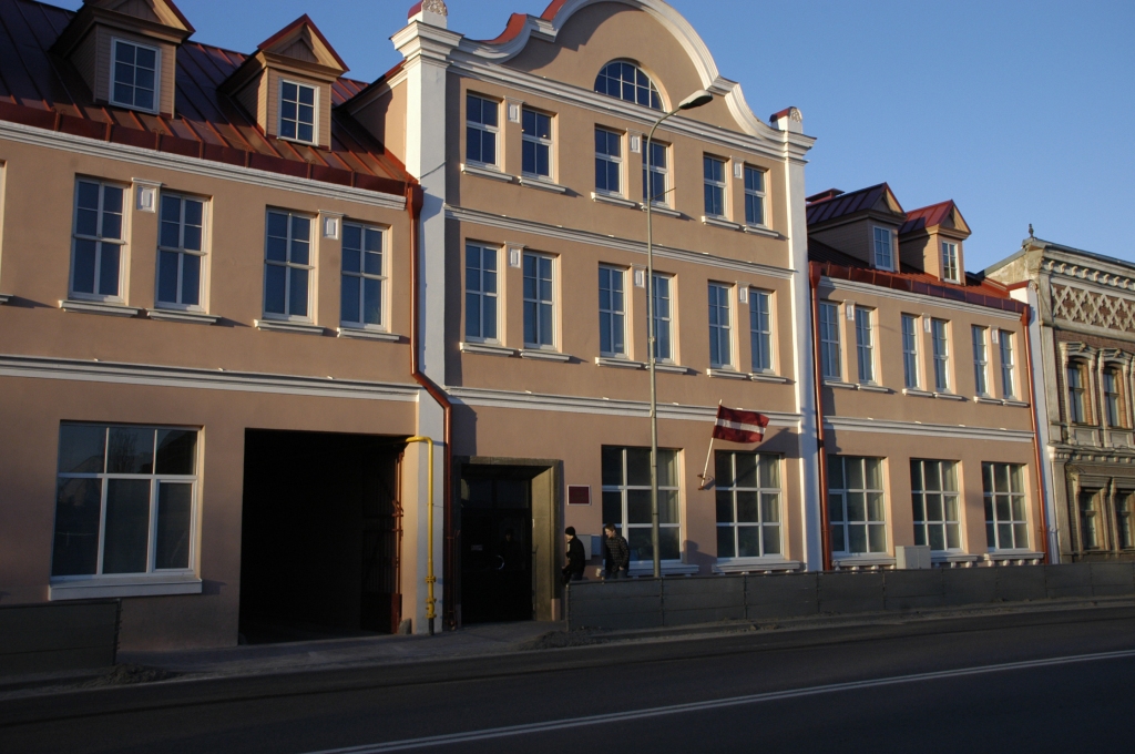 Pēc vakarskolas slēgšanas ēkas Kalna ielā divos stāvos iecerēts izvietot bibliotēkas krājumus, arī abonementa daļu.
Autors: No «Bauskas Dzīves» arhīva.