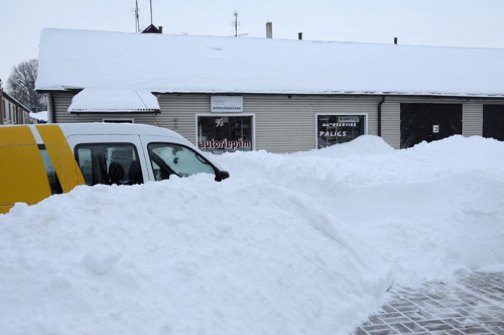 Ņemot vērā, ka snigšana turpināsies arī pārējās dienās, sniegu namu īpašniekiem nāksies izvest pašrocīgi.
Autors: Ivars Bogdanovs