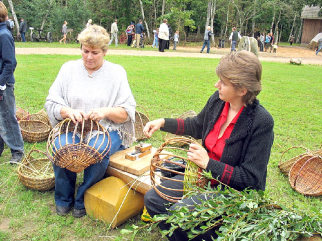 Virdžīnija Volodkiene «Balttour» apmeklētājiem rādīs kartupeļu grozu pīšanas procesu. To meistare demonstrēja arī Bārbelē Ausekļu dzirnavu brīvdabas muzeja atklāšanas svētkos pērn septembrī. Attēlā stelpiete V. Volodkiene no kreisās, viņai līdzās grozu pin Ināra Strode.
Autors: No «Bauskas Dzīves» arhīva.