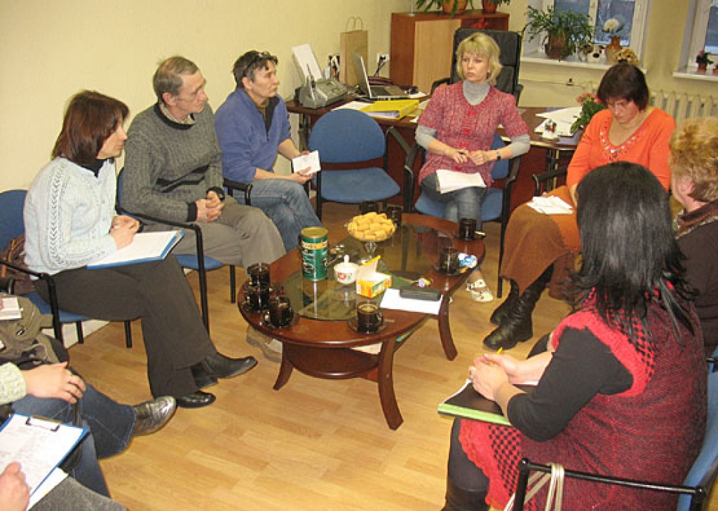 Uz sarunu par nākotnes plāniem amatierteātru režisorus kopā aicinājusi Bauskas tautas nama vadītāja Ilva Vansoviča.
Autors: Vilnis Auzāns