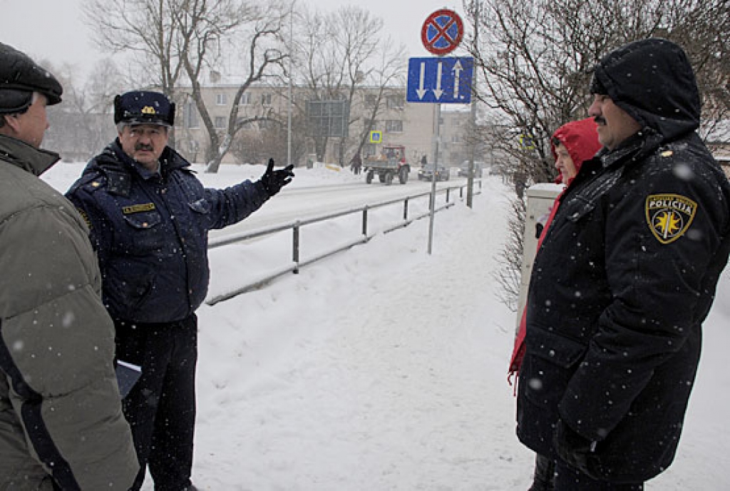Valsts policijas Zemgales reģiona pārvaldes Bauskas iecirkņa patruļdienesta rotas inspektors Aleksandrs Sidorčiks (otrais no kreisās) rosina atbildīgās amatpersonas operatīvi veikt nepieciešamos darbus, lai uzlabotu drošību uz gājēju pārejas pretim Zaļās ielas otrajai mājai.
Autors: Ivars Bogdanovs