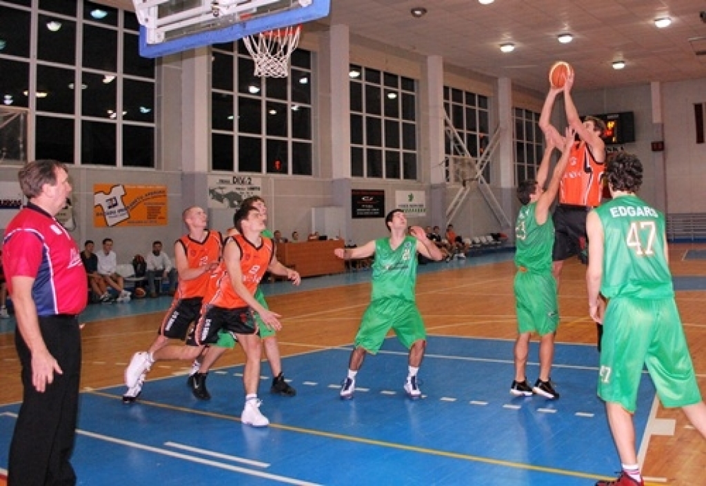 Pēdējā ceturtdaļā veiksmīgi nospēlēja Rihards Niedra. Pagājušajā sezonā viņš gandrīz nespēlēja, bet šosezon pamazām un pārliecinoši progresē. 
Autors: Uldis Varnevičs