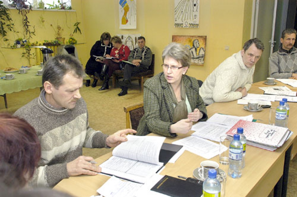 Domes sēdē. Deputāts Mārtiņš Mediņš dialogā ar novada finanšu nodaļas vadītāju Ritu Poli. 
Autors: Ivars Bogdanovs