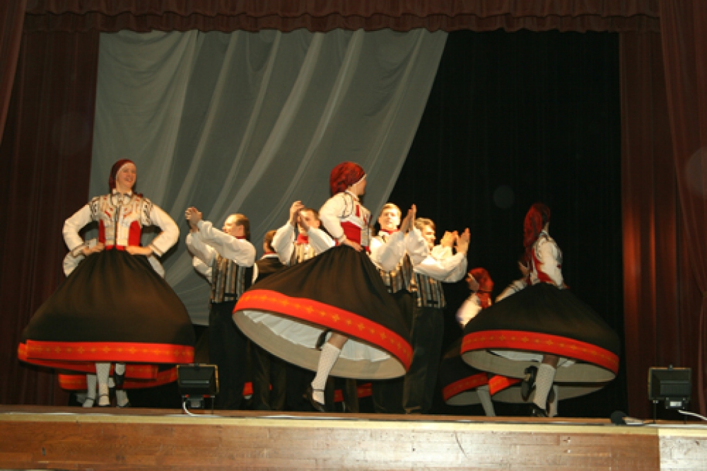 Bauskas tautas nama vidējās paaudzes deju kopas «Mēmele» jubilejas koncertā 20. februārī piedalījās arī dalībnieku bērni un draugu kopas no Jelgavas, Carnikavas un Ķeguma. 
Visjaukākie bija programmas numuri, kad «Mēmeles» vīrieši ar...