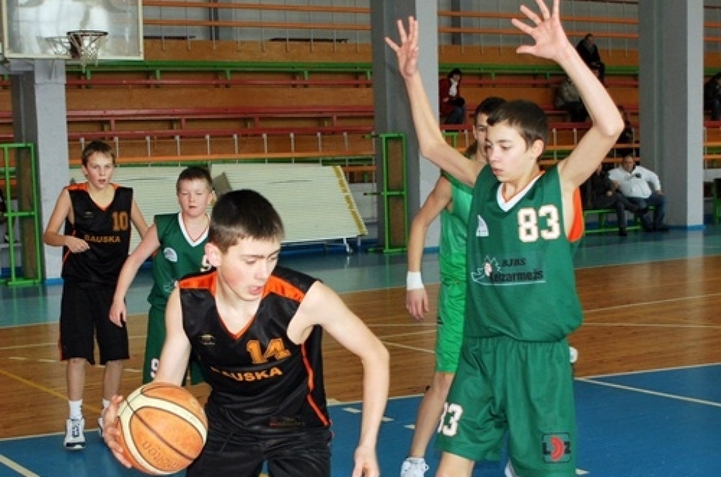 Latvijas «Swedbank» jaunatnes basketbola līgas sacensības notika 13. un 14. februārī. Bauskas D1 grupas komanda turnīra tabulā savā grupā ir piektajā vietā. Tā uzvarēja komandu «Ķeizarmežs» ar 54:26, bet 14. februārī piekāpās vienībai...
Autors: Uldis Varnevičs