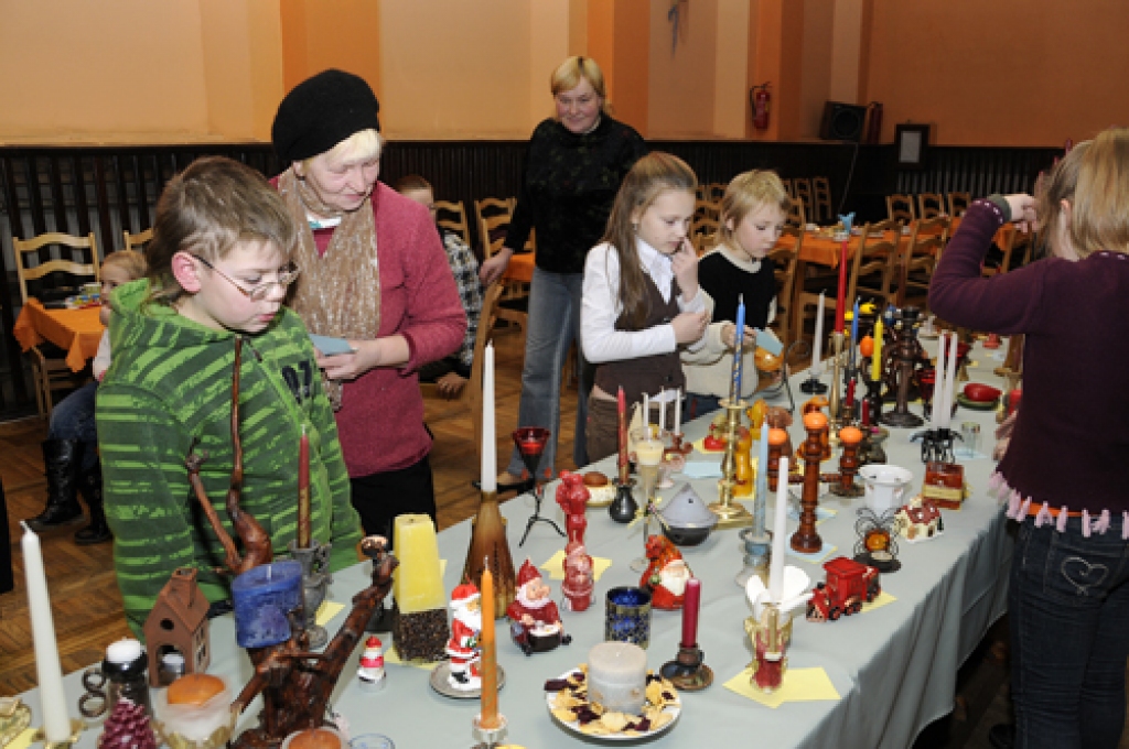 Svinot Sveču dienu, ikviens svitenieks bija aicināts atnest sveci vai svečturi uz izstādi. Vietējā tautas namā 17. februārī kopumā bija 127 sveces un 88 svečturi. Pieaugušo un bērnu folkloras kopas dziedāja, aicināja rotaļās. Tika...
Autors: Ivars Bogdanovs