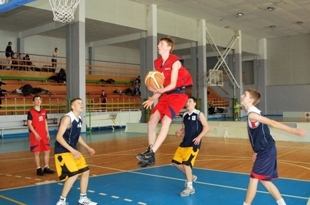 Bauskas Bērnu un jaunatnes sporta skolas rīkotajās basketbola sacīkstēs 8. – 9. klašu skolēniem ieradās 20 zēnu komandu un sešas meiteņu vienības. 12. februārī šīs spēles notika daļēji pēc ielu basketbola noteikumiem – laukumā cīnījās trīs...
Autors: Uldis Varnevičs