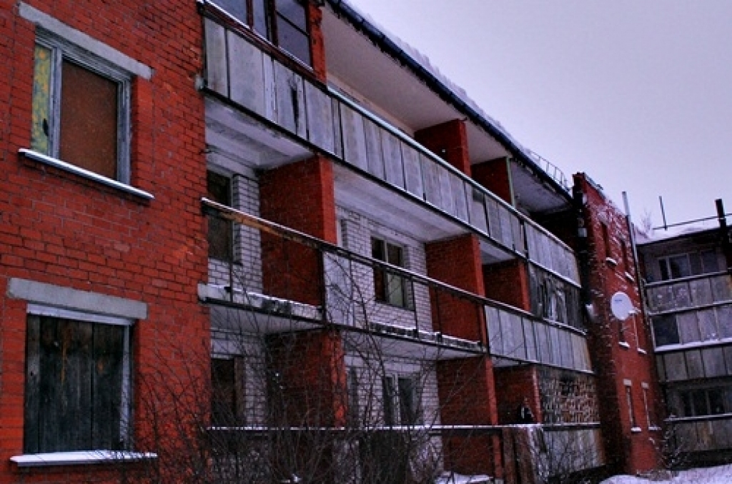 Dāviņu ciemata Bauskas ielas 11. māja šogad piedzīvo grūtus laikus. Pagrabos un neapdzīvotajos dzīvokļos sasalušas ūdens caurules, atstājot māju bez ūdens. Antisanitārie apstākļi nav vienīgā nama iedzīvotāju problēma, jo arī mājas...
Autors: Uldis Varnevičs