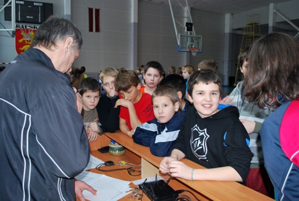 Bauskas 1. vidusskolas audzēkņi mērojas spēkiem sporta spartakiādē. 11. februārī sporta namā «Mēmele» bija tautas bumbas sacensības 5. – 9. klašu skolēniem. Puišu konkurencē 8. un 9. klašu grupā uzvarēja 9.b klase, otrā bija 8.a klase, bet...
Autors: Uldis Varnevičs