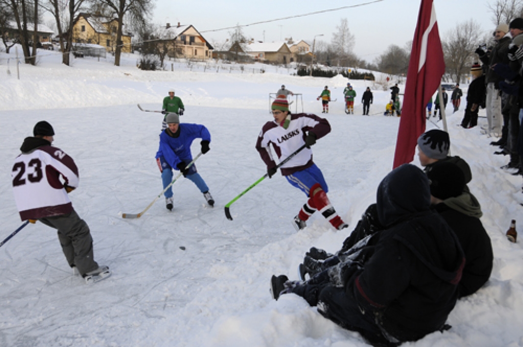 Skaistkalnes aizsalušais dīķis šajā ziemā kļuvis par aktīvu pulcēšanās vietu. 10. februārī, plīvojot Latvijas karogam, vietējie fani juta līdzi savai hokeja komandai, kas uzņēma viesus – Lietuvas spēlētājus no Jodupes. Skaistkalniešu...
Autors: Ivars Bogdanovs