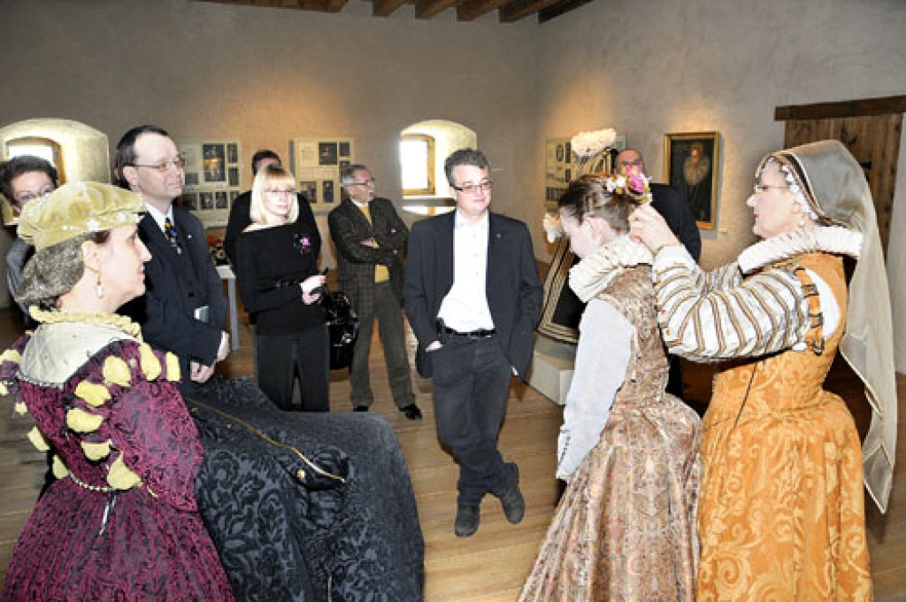 Galma dāmas ģērbšanas rituālā galvenajā lomā iejutusies Ilona Taure. Pilīs līdz šim neredzēto atrakciju vēro Čehijas delegācijas vadītājs Mareks Benda (centrā) un tulks Pāvels Štols.