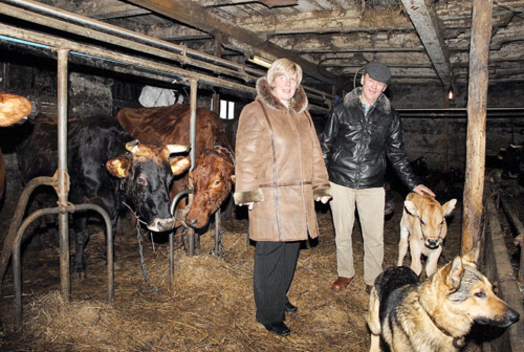 Līdaku ģimenei lauksaimniecība ir bizness, un slaucamu govju, teļu ganāmpulks prasa pacietīgas ikdienas rūpes, kuras Ināra un Andrejs ir sadalījuši pēc spēku samēra.