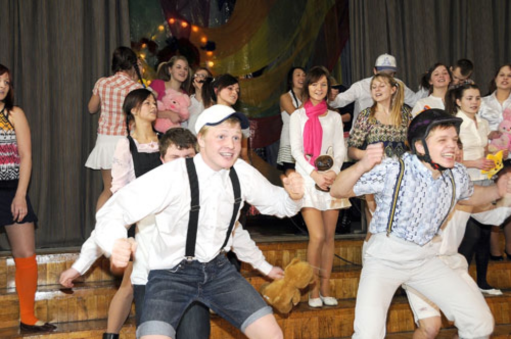 Bauskas 1. vidusskolas 11.c klase ar atraktīvu, skaistu un masveidīgu kora dziesmu ieguva pirmo vietu krievu dziesmu konkursā. Tuvplānā – Reinis Artimovičs (no kreisās) un Iļja Artemjevs.