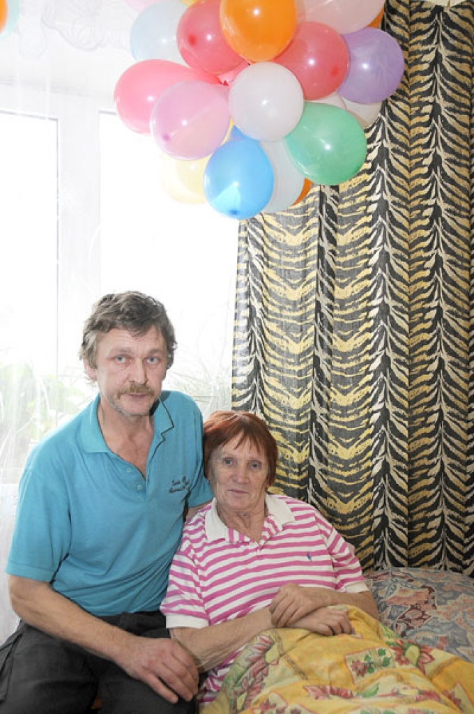 Rudīte Jančenkova ar vīru Nikolaju jubileju nosvinēja jau pagājušajā nedēļā. Ciemojās arī meita Natālija, kas māju izpušķoja ar 60 baloniem un tikpat daudz neļķēm.