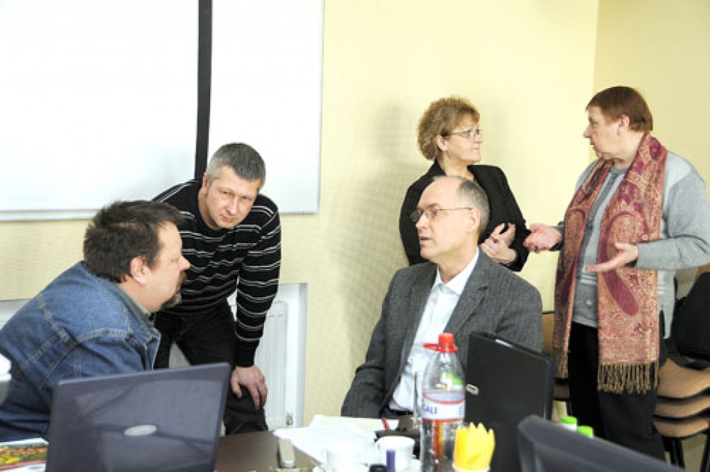 Seminārā linu audzēšanu ar «Iecavnieka» direktoru Daini Lagzdiņu (sēž pirmais no labās) apspriež uzņēmuma tehniskais direktors Normunds Vāvers un zemkopības ministra padomnieks Udo Pērsis. Ar linu projekta vadītāju Anitu Vismani (stāv aizmugurē pirmā no kreisās) augkopības smalkumus pārrunā Latgales zinātniece, linu lietpratēja Veneranda Skramkale.