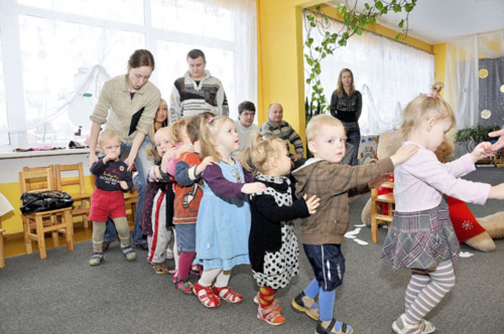 Visjaunākās grupas bērnu «vilcieniņš» pirmsskolas iestādē «Zīlīte» atvadās no uzveduma skatītājiem.