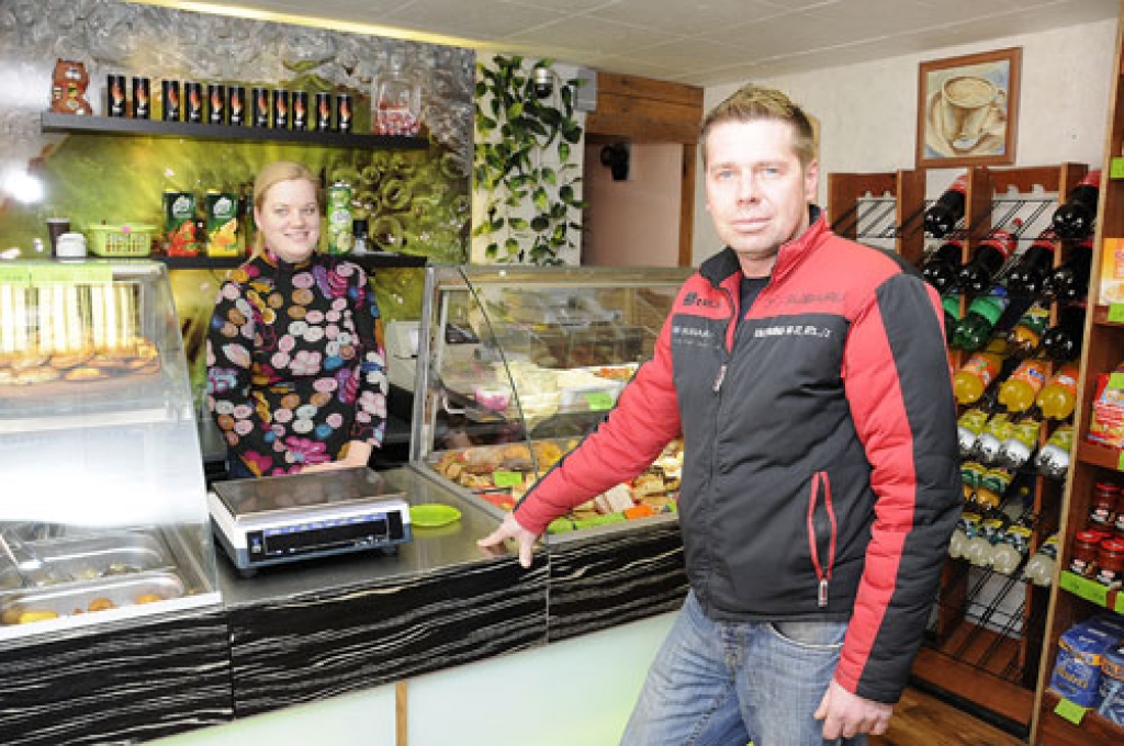 Jurim Atkočunam kulinārija ir jau otrā tirgotava Iecavā. Pircēji labprāt apmeklē arī dārzeņu, gaļas un zivju kiosku. Attēlā arī kulinārijas pārdevēja Iveta Kopļarova.