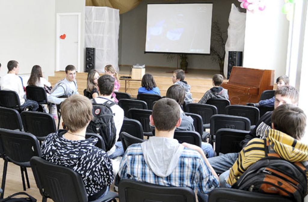 Valles vidusskolā februāra dienas ir piesātinātas ar olimpiskajiem ritmiem no Kanādas pilsētas Vankūveras, skatoties tiešās translācijas. 