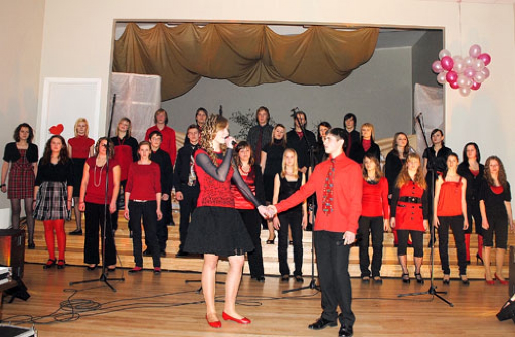 Jauniešu kora uzvedums «Valentīns un Valentīna». Valles vidusskolas 12. klases audzēkne Liāna Kļaviņa un Vecumnieku vidusskolas audzēknis Rolands Kops atveidoja galvenos personāžus, izpildot gan solopartijas, gan duetus.