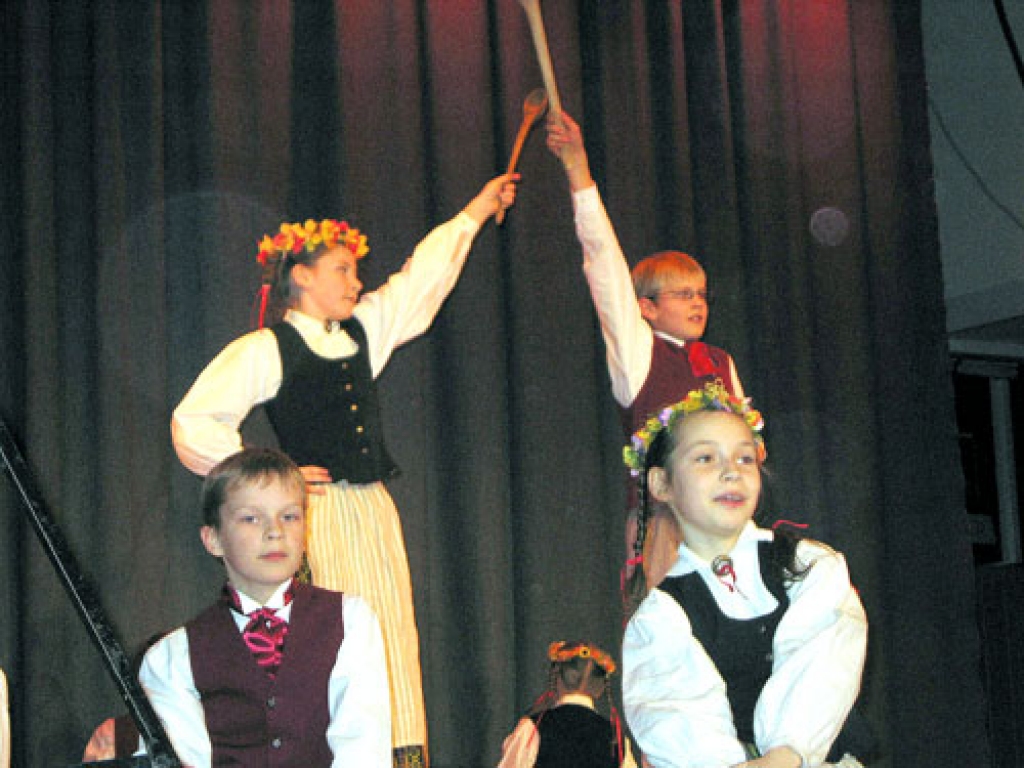 Koncerts vecākiem sākumskolas «Dartija» dejotājiem bija pārbaude pirms gaidāmās Skolu jaunatnes dziesmu un deju svētku skates. 