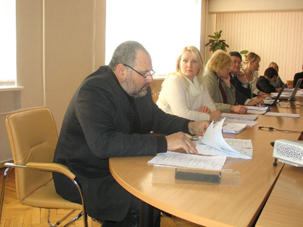 Māris Skanis (priekšplānā), Bauskas pils muzeja direktors, iepazīstina izglītības, kultūras un sporta lietu komitejas deputātus ar sagatavoto maksas pakalpojumu cenrādi.