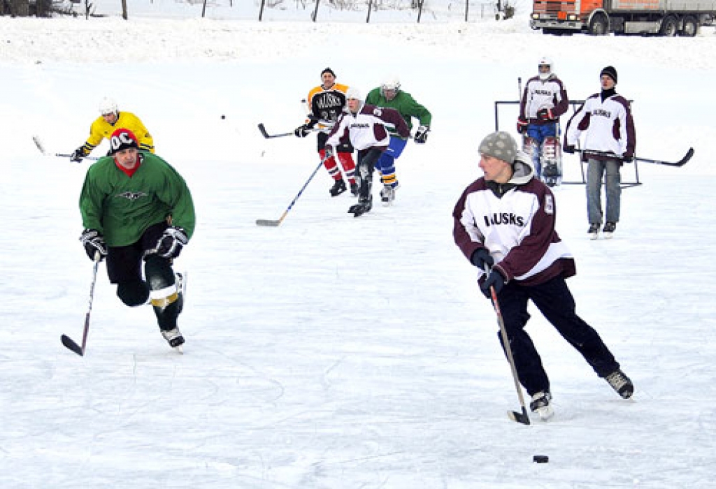 Lietuvas hokejisti pirms ziemas sporta dienas, kas Jodupē risināsies 13. februārī, vēlējās ar kādu komandu tikties draudzības spēlē un mēroja tālu ceļa gabalu uz Skaistkalni.